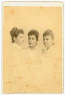 Retrato da [esposa e filhas de João Teotónio Pereira Júnior em jovens?]. 