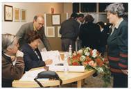 Sessão de autógrafos na apresentação do livro "Histórias para Crianças", de Maria Rosa Colaço.