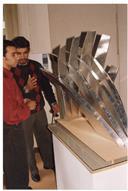 Maqueta da escultura na exposição sobre o Monumento ao Trabalho, Poder Local/Populações.