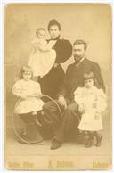 Retrato de João Teotónio Pereira Júnior e família. 