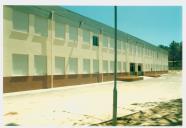 Fachada do edifício principal da Escola Básica Integrada da Charneca de Caparica.