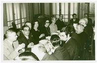 Grupo à mesa no banquete de homenagem a Luís Teotónio Pereira prestada pelos funcionários da Companhia de Seguros Fidelidade.