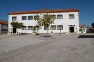 Pátio e fachada principal do edifício da Escola Básica do Primeiro Ciclo n.º 2 do Feijó.