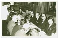 Grupo à mesa no banquete de homenagem a Luís Teotónio Pereira prestada pelos funcionários da Companhia de Seguros Fidelidade.