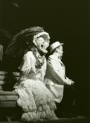 Cena da peça de teatro "Deus os fez, Deus os juntou".