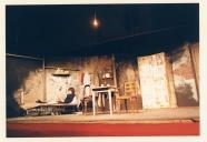 Cena da peça de teatro "Os emigrantes".