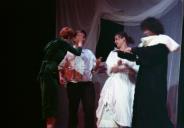 Cena da peça de teatro "Triunfo de Arlequim".
