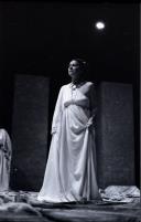 Cena da peça de teatro "Antígona".