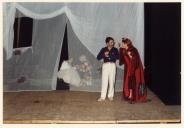 Cena da peça de teatro "O Triunfo de Arlequim".