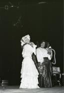 Cena da peça de teatro "Deus os fez, Deus os juntou".