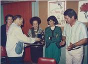 Fotografia da entrega de placa comemorativa a Alcina Bastos, no 97.º aniversário da Sociedade.