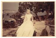 Retrato da noiva Maria Madalena Teotónio Pereira no dia do casamento na Quinta da Cerca, em Almada.