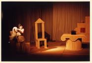 Cena da peça de teatro "O marido ausente".