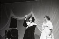 Cena da peça de teatro "Triunfo de Arlequim".