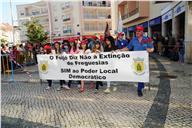 Desfile das coletividades do concelho nas celebrações do 25 de abril.