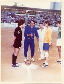 Início de um jogo de futebol de 11 no Campo do Almada Atlético Clube. 
