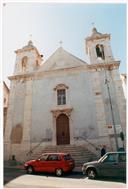 Fachada da igreja de Cacilhas.