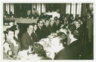 Grupo à mesa no banquete de homenagem a Luís Teotónio Pereira prestada pelos funcionários da Companhia de Seguros Fidelidade.
