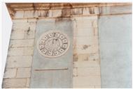 Relógio de sol na fachada da igreja de Cacilhas.
