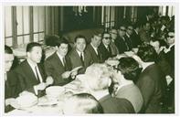 Grupo à mesa no banquete de homenagem a Luís Teotónio Pereira prestada pelos funcionários da Companhia de Seguros Fidelidade.