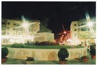 Vista noturna do Monumento aos Perseguidos.