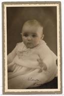 Retrato de Clara em bebé.