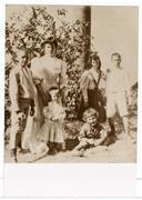 Virgínia Carlota Hermann Von Botischer com os filhos e outras crianças. 