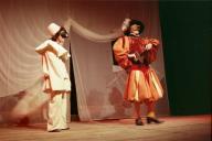 Cena da peça de teatro "Triunfo de Arlequim".
