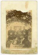 Retrato de João Teotónio Pereira Júnior com a família e amigos.