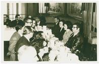 Grupo à mesa no banquete de homenagem a Luís Teotónio Pereira prestada pelos funcionários da Companhia de Seguros Fidelidade.