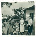 Grupo de mulheres no dia da espiga, junto a viatura, na casa do guarda florestal, Marisol.