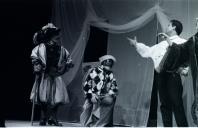 Cena da peça de teatro "Triunfo de Arlequim".
