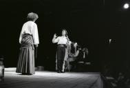 Cena da peça de teatro "Deus os fez, Deus os juntou".