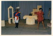 Cena da peça de teatro "O marido ausente".