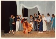 Cena da peça de teatro "O Triunfo de Arlequim".