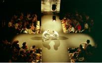 Plateia e cena da peça de teatro "Las criadas".
