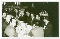 Grupo à mesa no banquete de homenagem a Luís Teotónio Pereira prestada pelos funcionários da Companhia de Seguros Fidelidade.