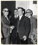 O Presidente da Câmara Dr. José Valeriano da Glória Pacheco cumprimenta um homem na presença de António Correia e outros.