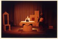 Cena da peça de teatro "O marido ausente".