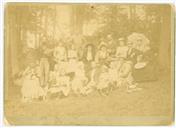 Retrato de João Teotónio Pereira Júnior com a família e amigos num jardim.