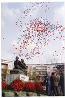 Largada de balões junto do Monumento aos Perseguidos nas comemorações do 25 de Abril.