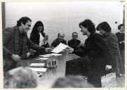 O presidente da Câmara Municipal de Almada, José Martins Vieira, entrega prémio do concurso de poesia a concorrente.