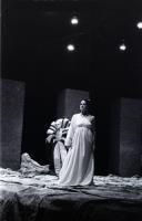 Cena da peça de teatro "Antígona".