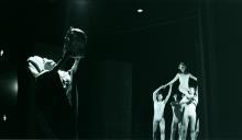 Cena da peça de teatro "Antígona".