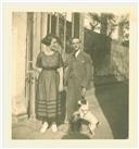 Alberto Teotónio Pereira e a sua esposa Júlia Teixeira França no portão da Quinta do Pombal, Cova da Piedade.