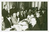 Grupo à mesa no banquete de homenagem a Luís Teotónio Pereira prestada pelos funcionários da Companhia de Seguros Fidelidade.