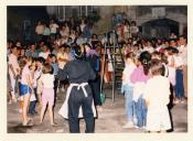 Público e cena do espetáculo de rua "Hacemos la calle".