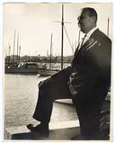 Retrato de Pedro Teotónio Pereira em adulto junto ao Cais do Ginjal em Cacilhas.