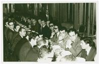 Grupo à mesa no banquete de homenagem a Luís Teotónio Pereira prestada pelos funcionários da Companhia de Seguros Fidelidade.