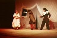 Cena da peça de teatro "Triunfo de Arlequim".